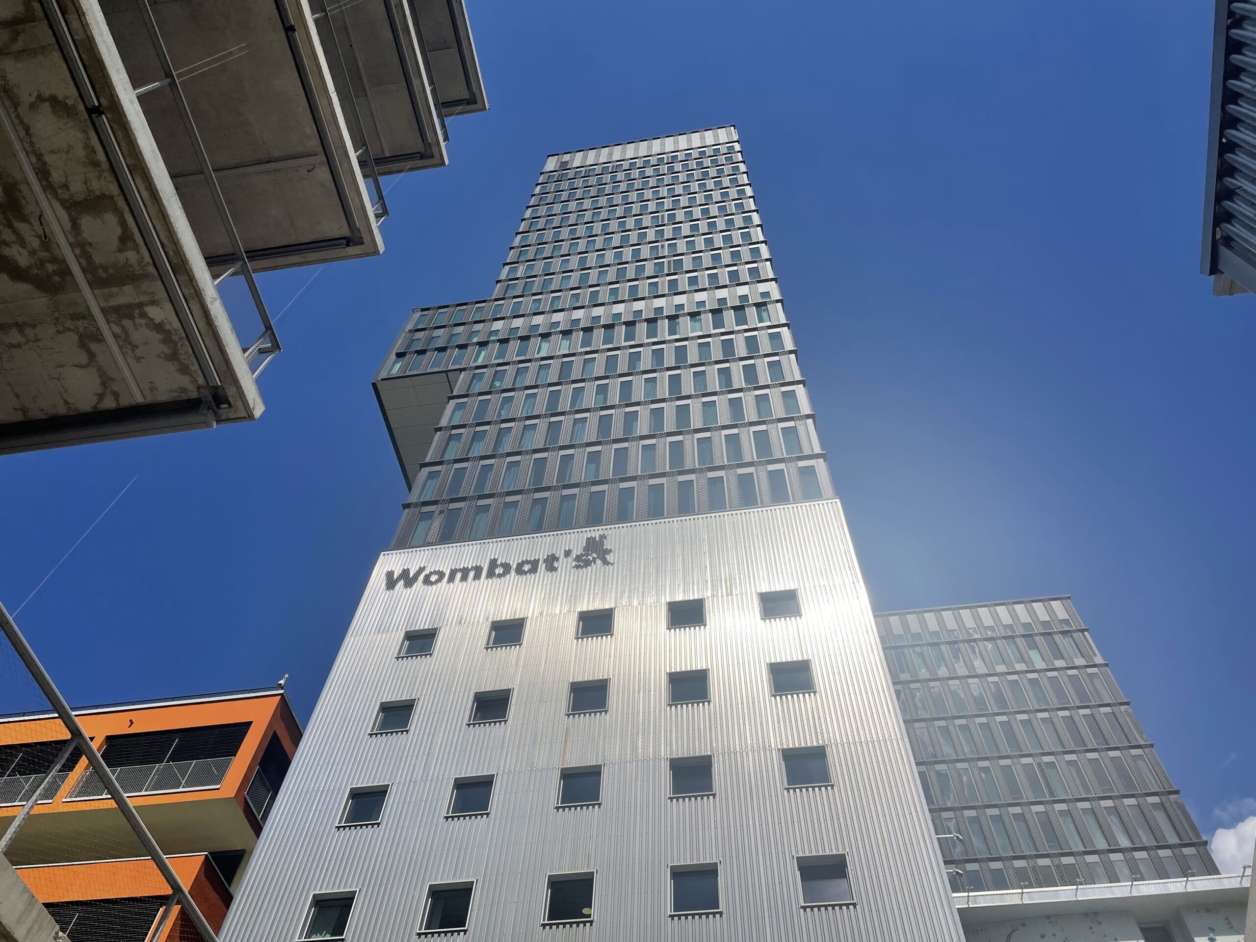 Hochhaus von unten