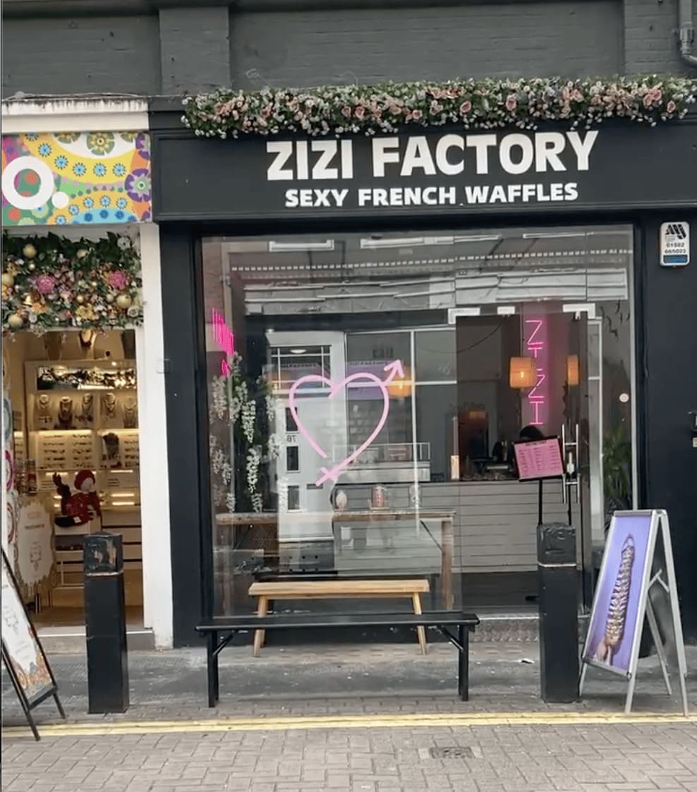 Schaufenster eines Erotikgeschäfts, Aufschrift "Zizi Factory"